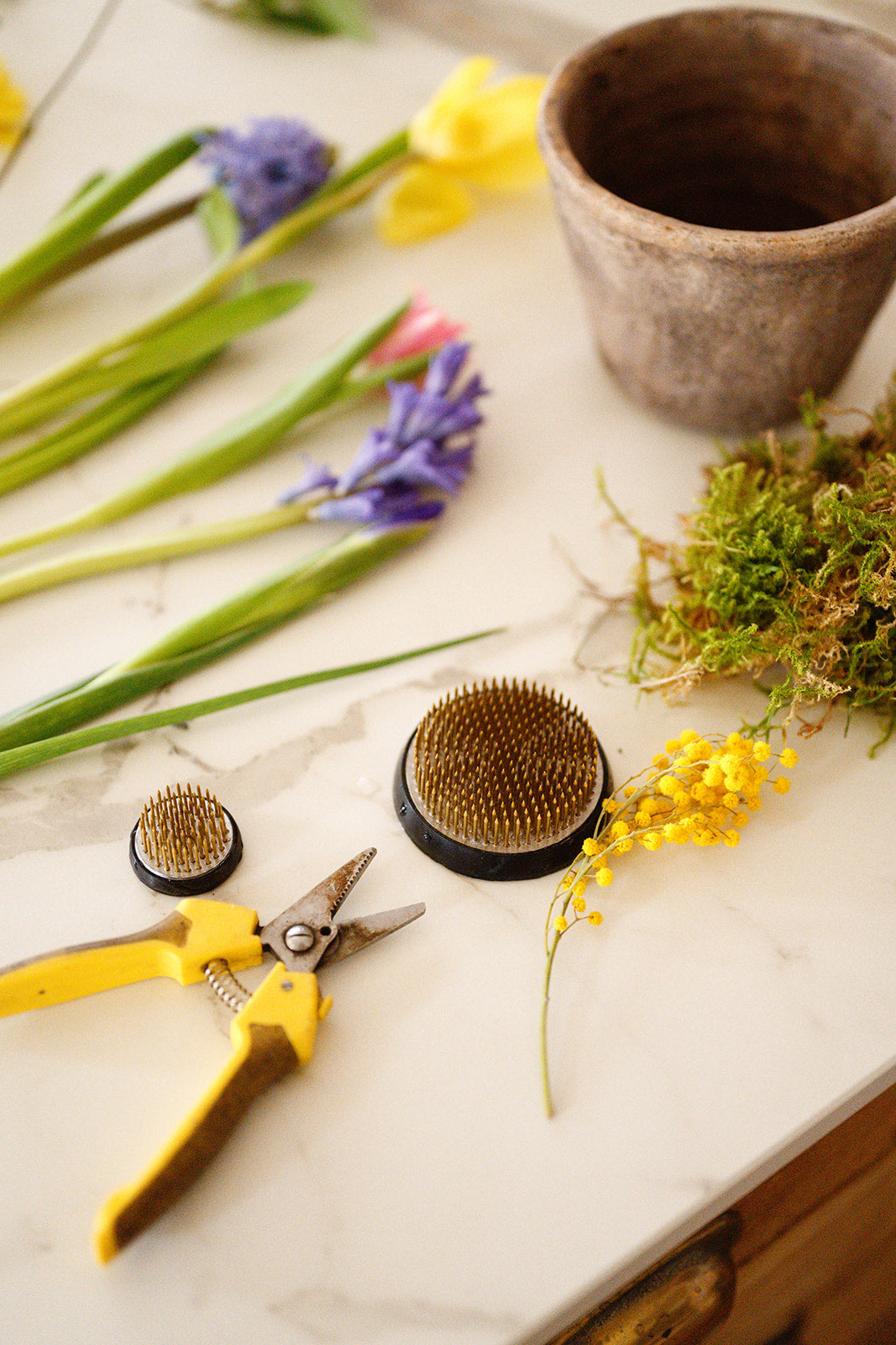 Flower-arranging with a flower frog
