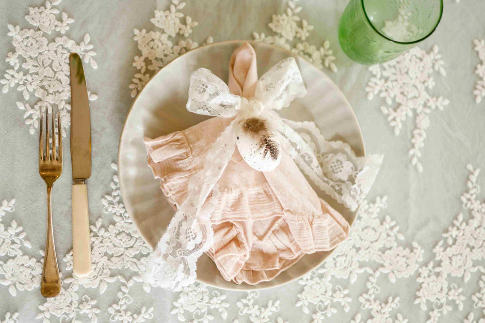Napkins, napkin rings + bows