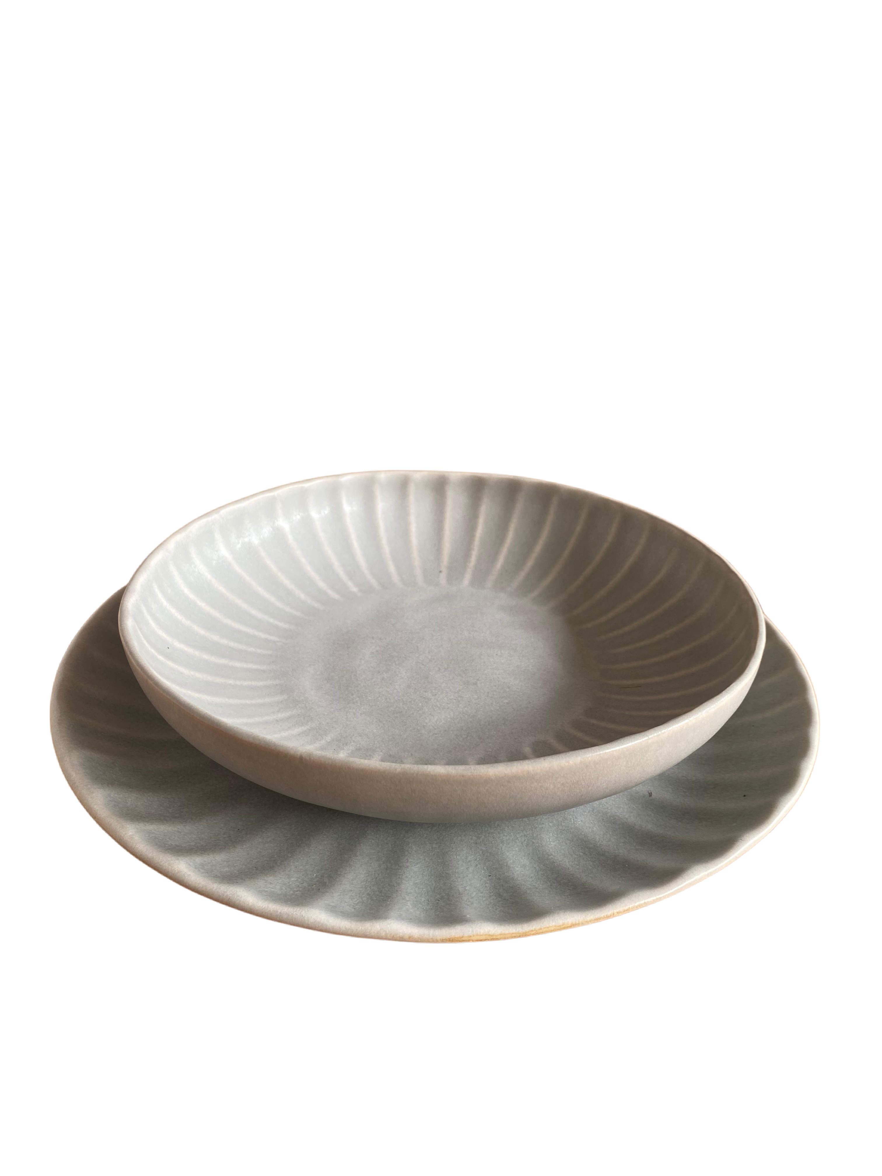 Plate with ridges, grey
