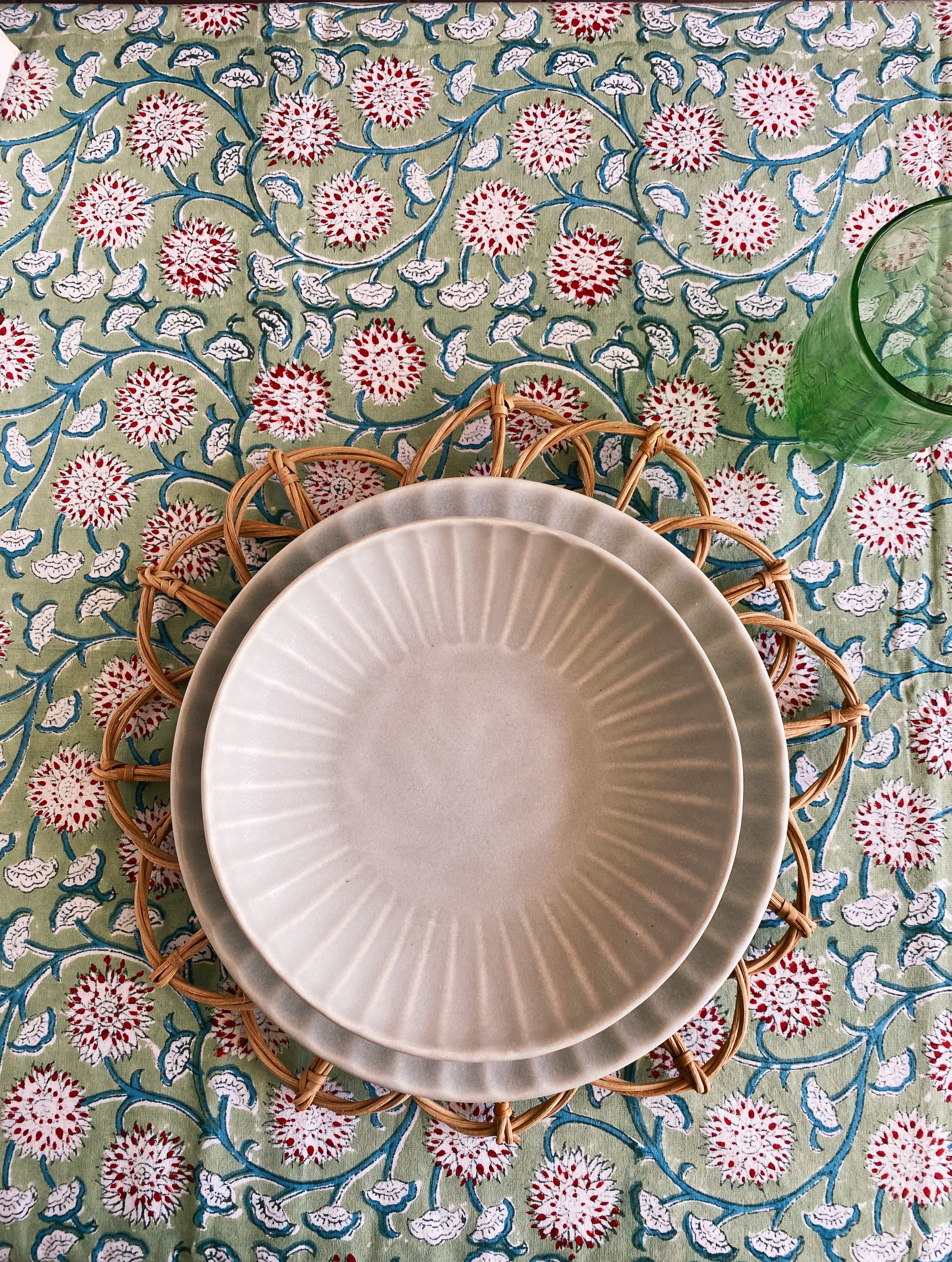 Plate with ridges, grey