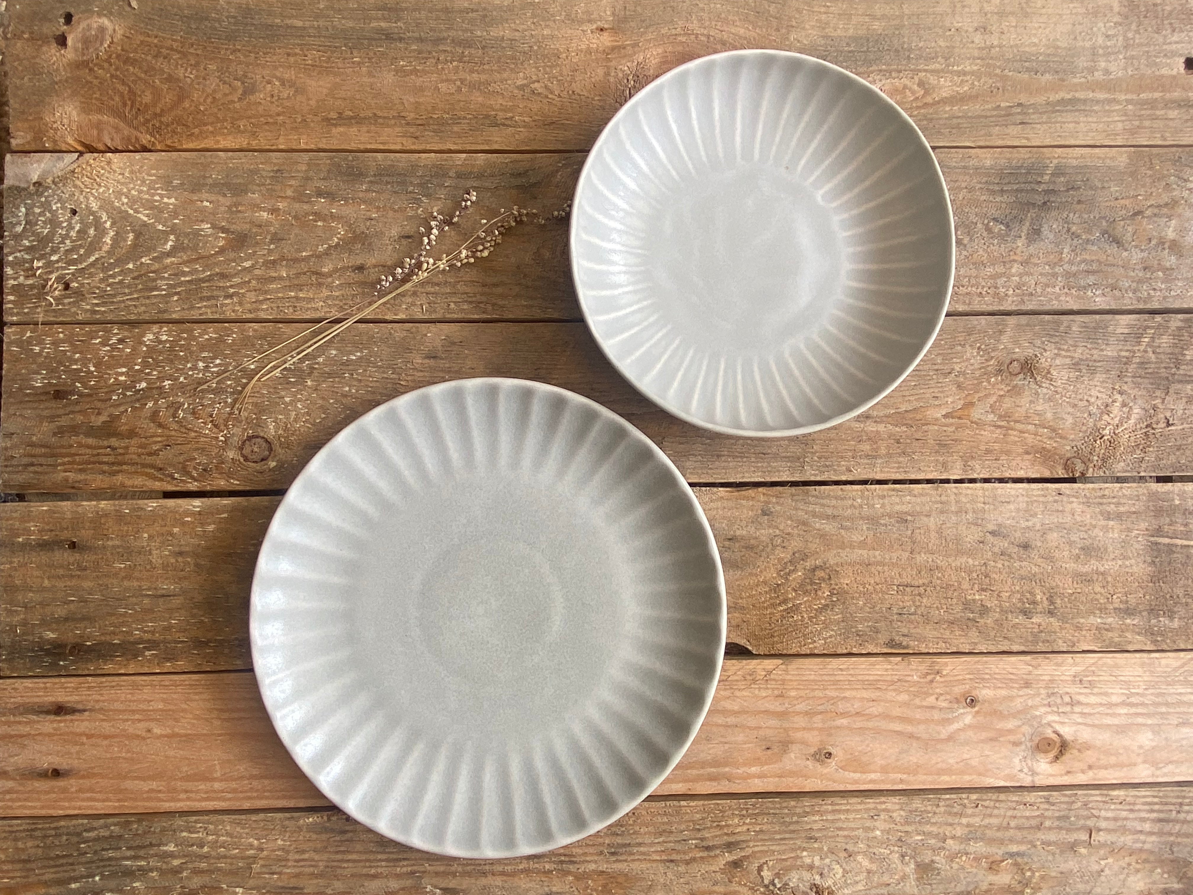 Plate with ridges, grey