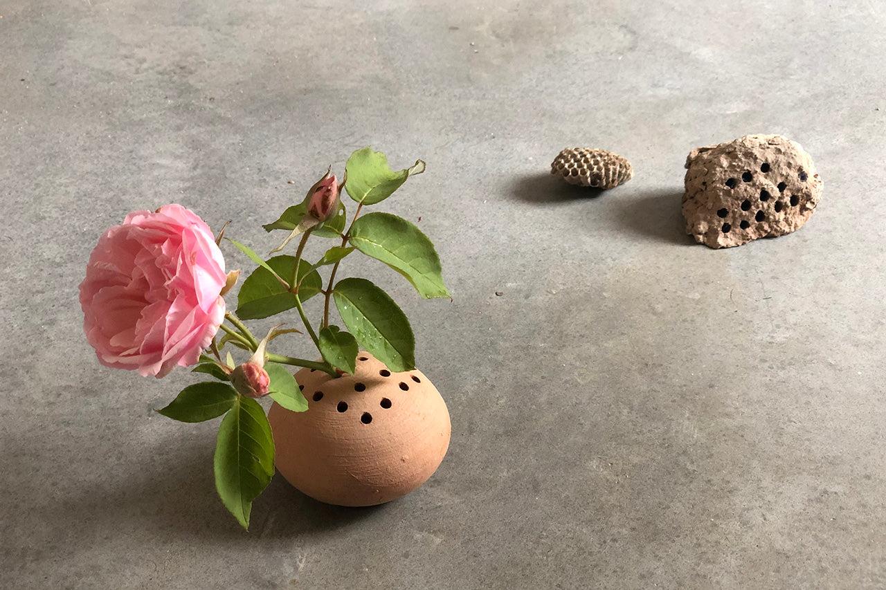 amberandwillow_terracottaflowerpin