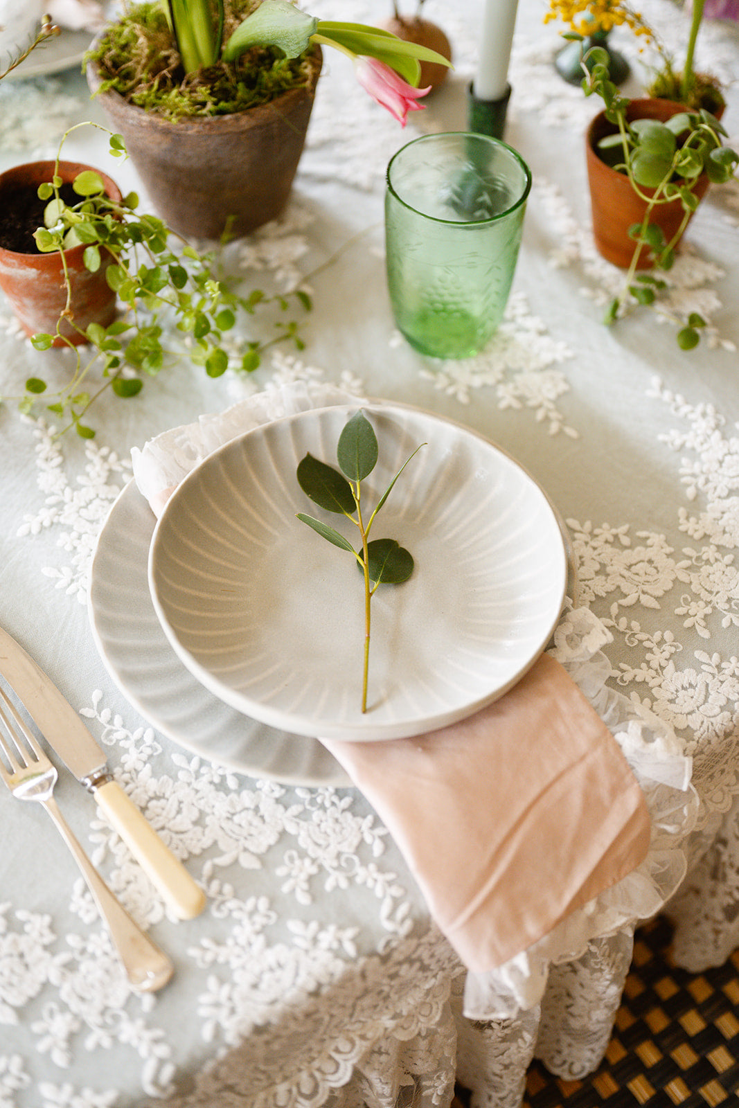 Plate with ridges, grey