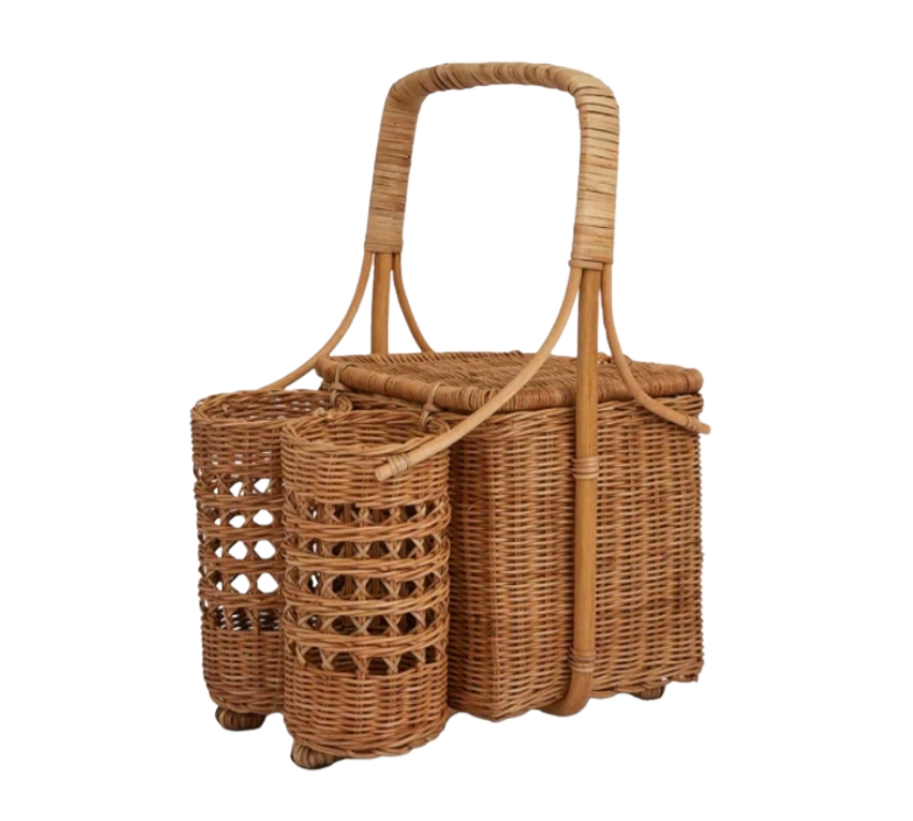 Lovers' picnic basket
