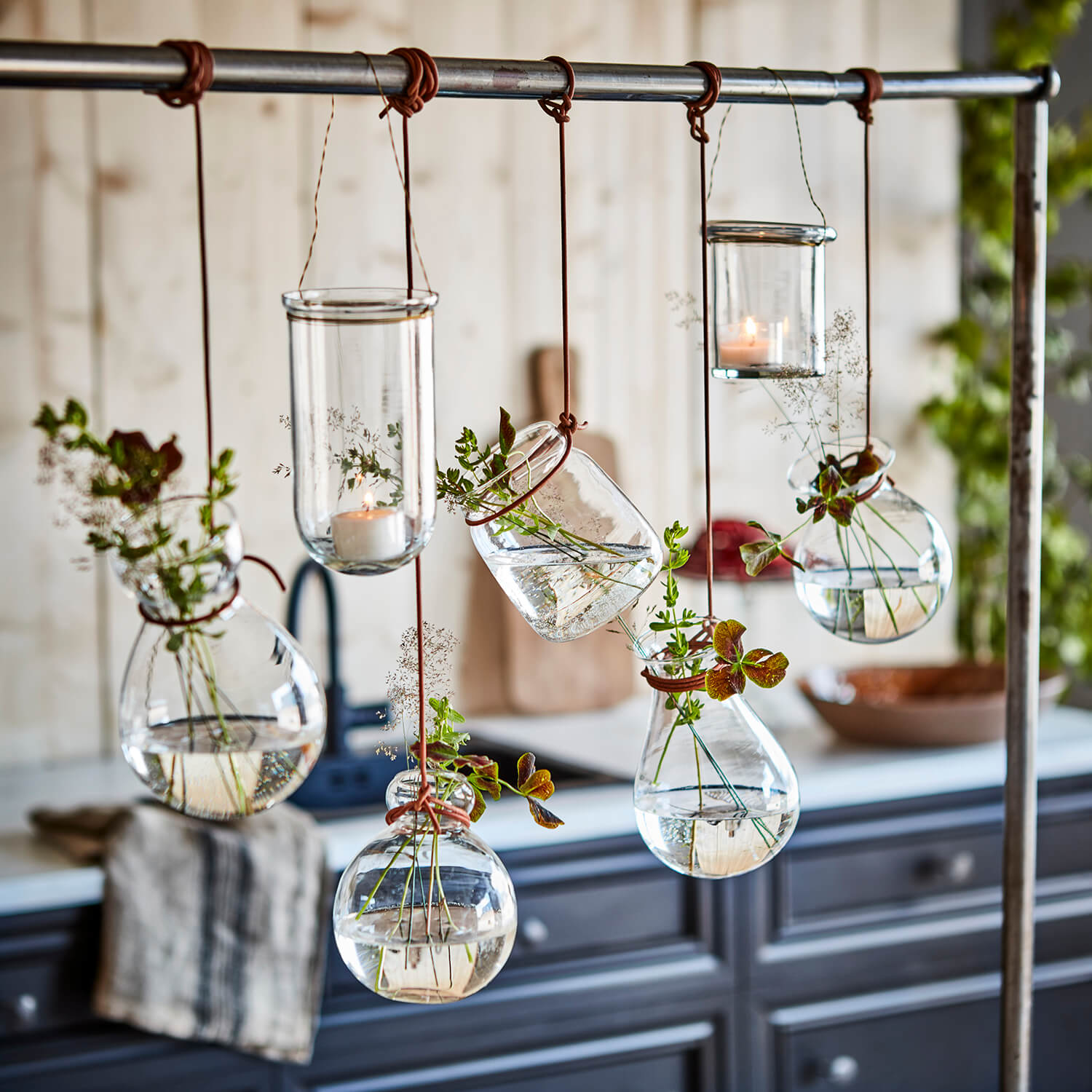 extendable over-table hanging rail