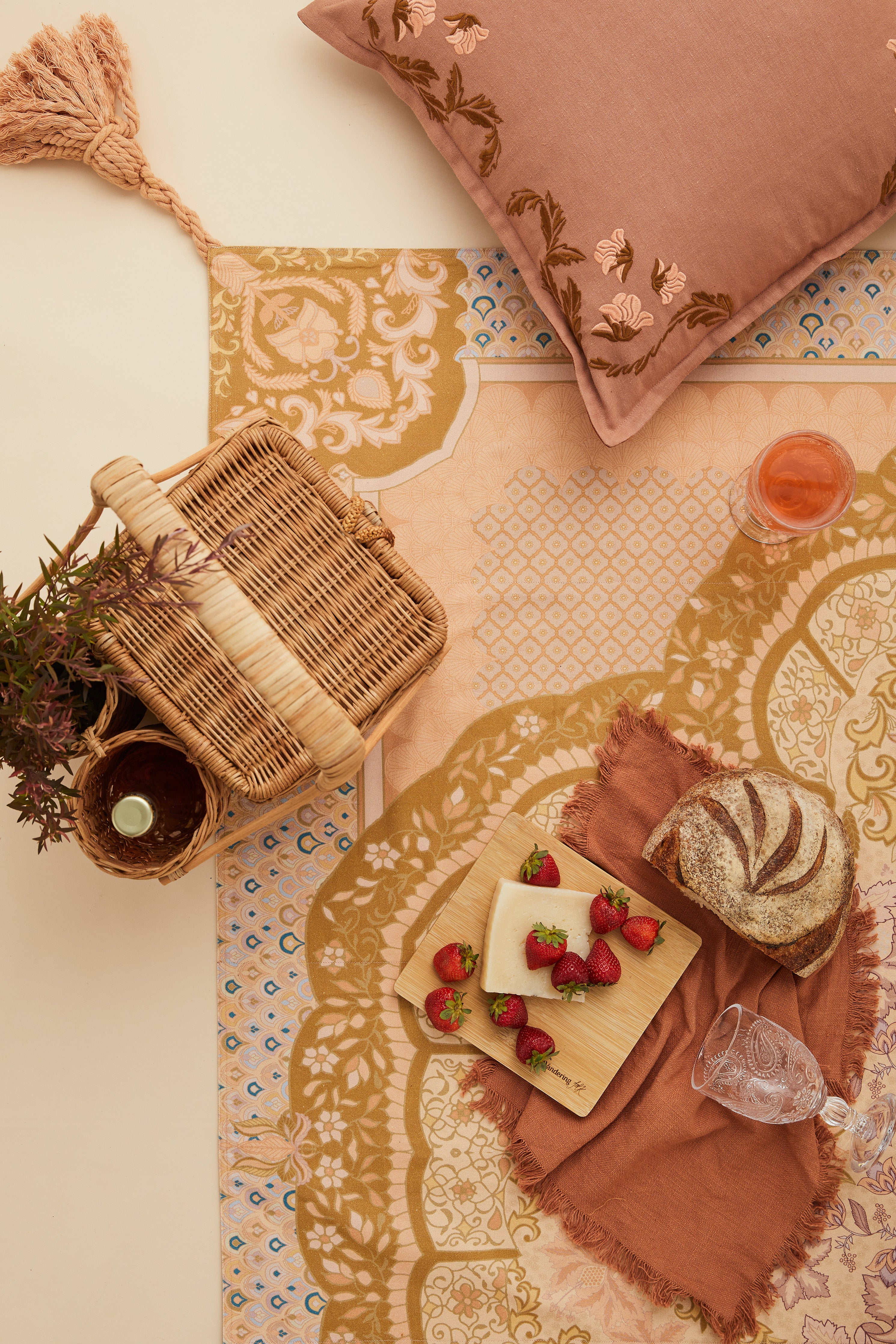 Lovers' picnic basket