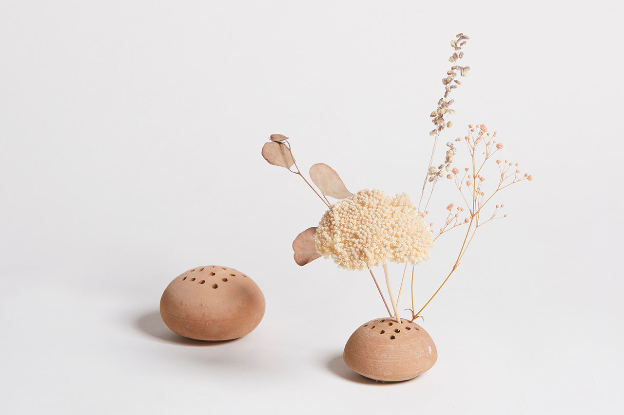 amberandwillow_terracottaflowerpin