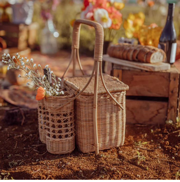 Lovers' picnic basket